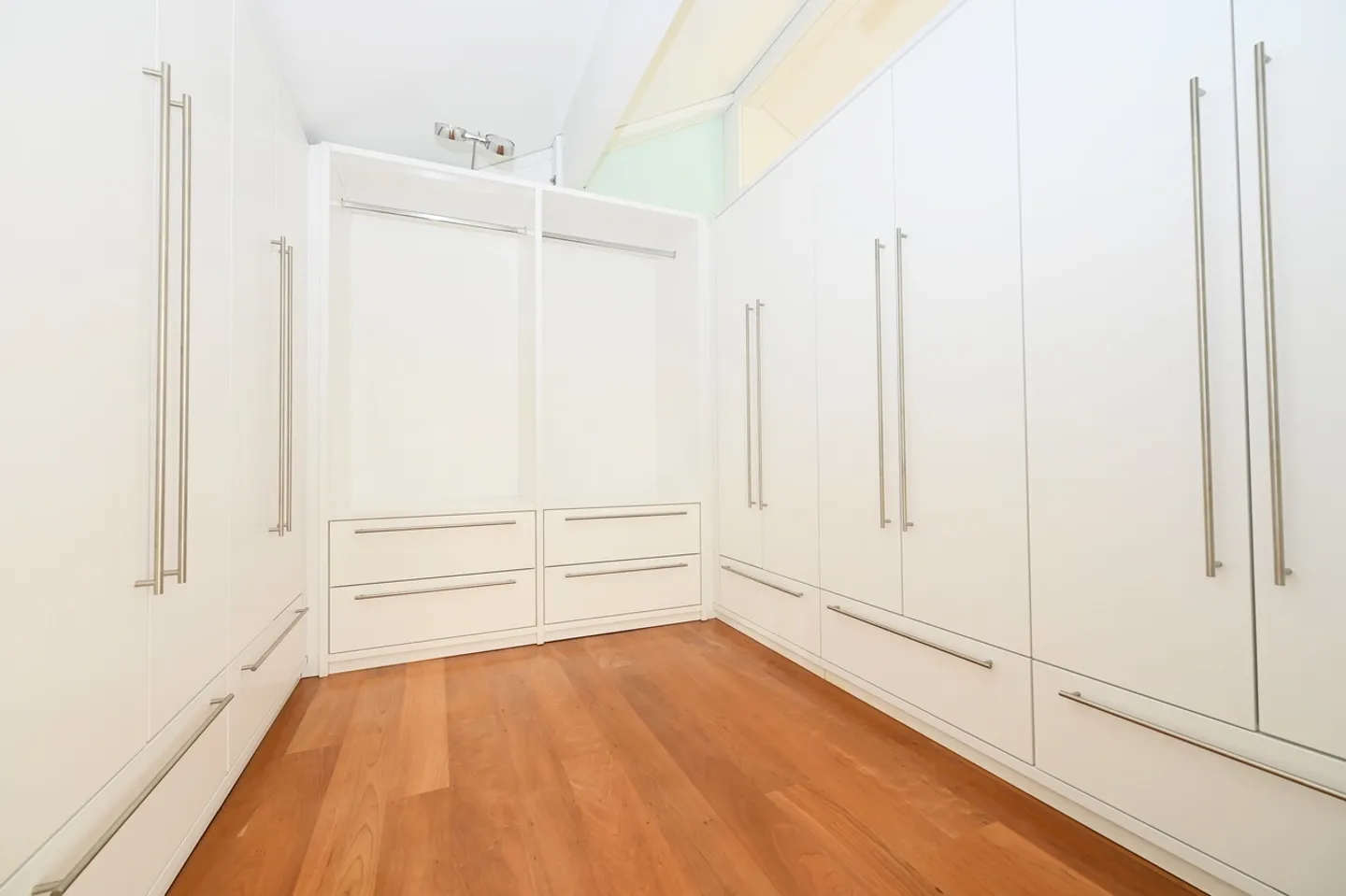 Modern Villa in Carabbia - Photo 18 of 26