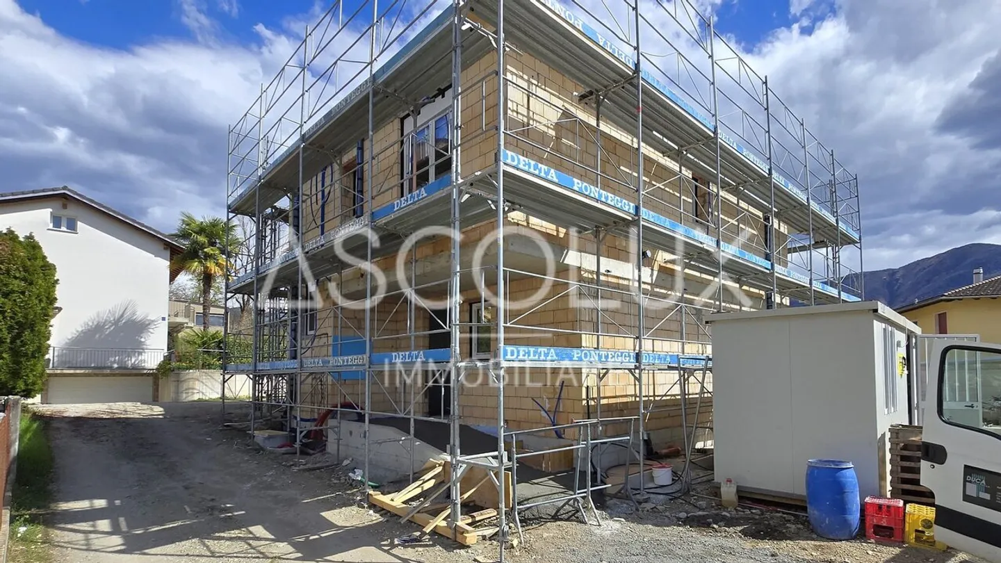 Row house for sale - Photo 2 of 13