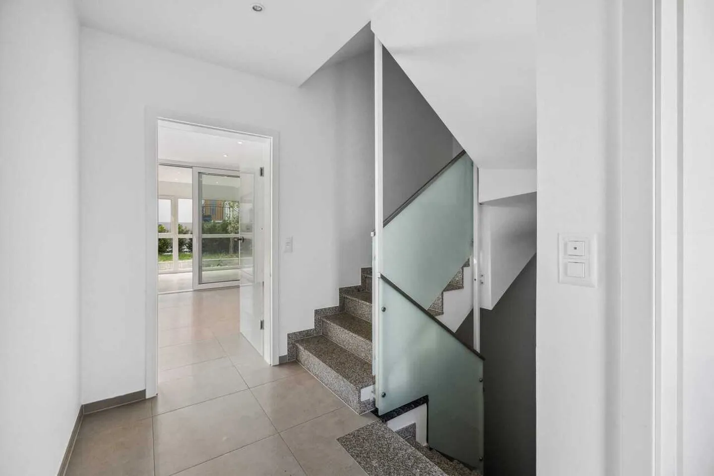 Vie élégante : maison jumelée de 5,5 pièces avec véranda - Photo 9 sur 13