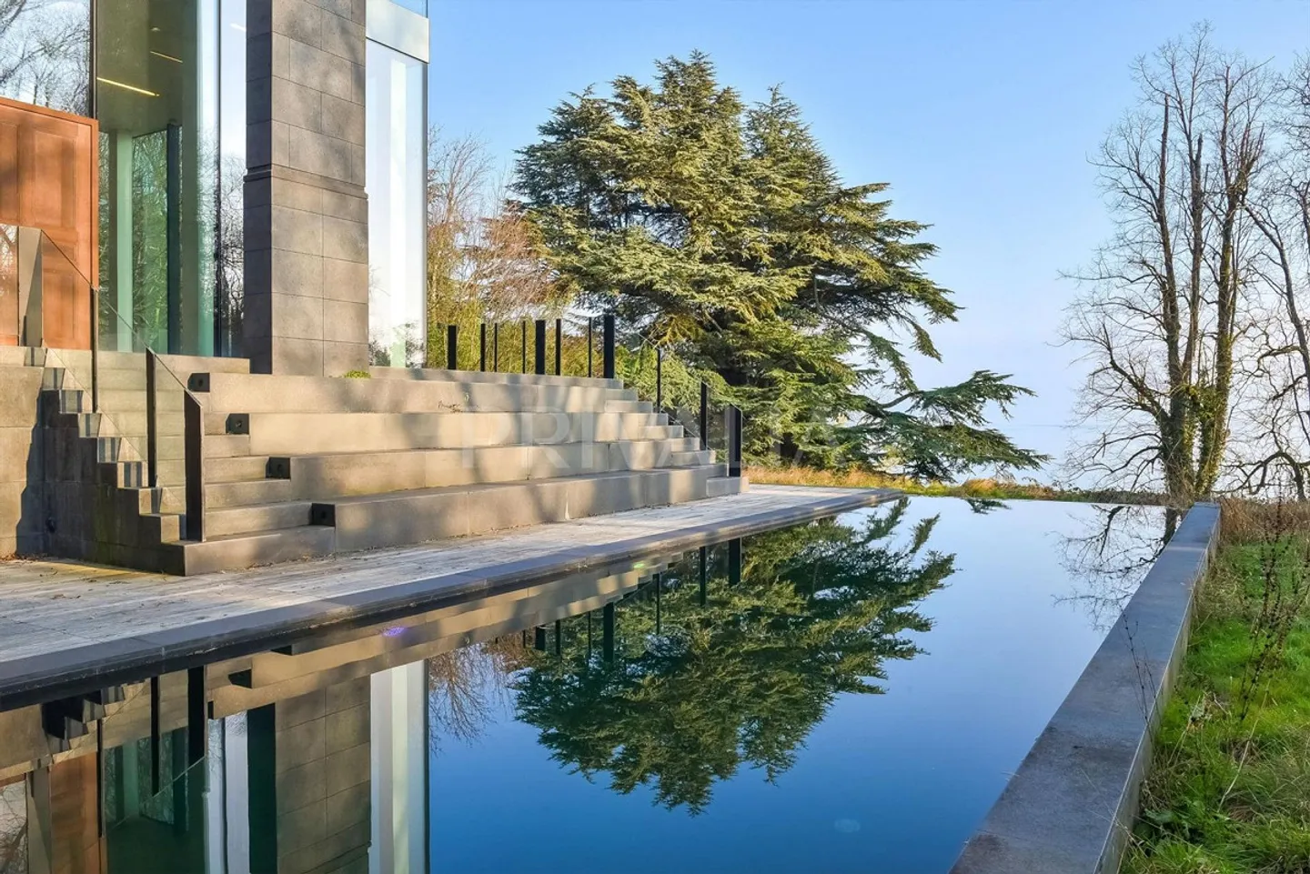 Propriété contemporaine d'exception avec accès privé au lac - Photo 3 of 6