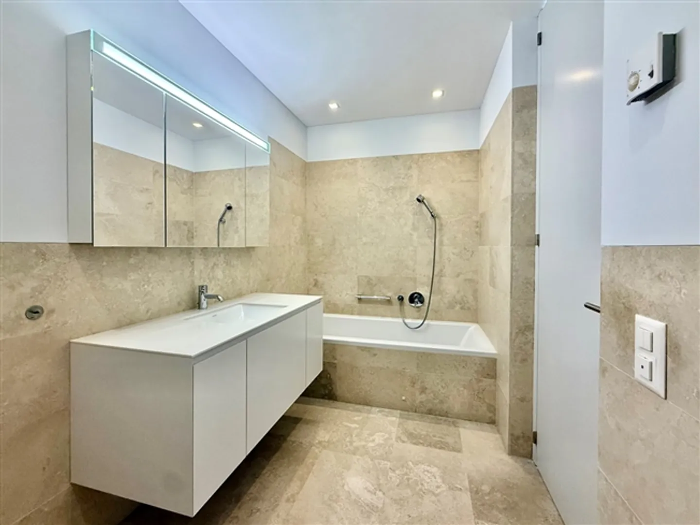 «LUXURIÖSE WOHNUNG MIT TEILWEISEM SEEBLICK – ZWEITWOHNUNG» - Foto 11 von 16