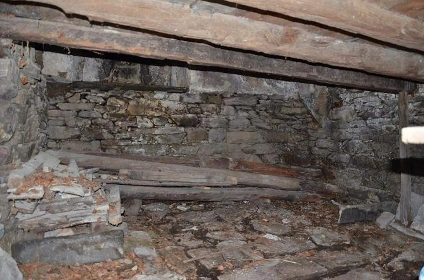 «Casa grande con terrazza e annesso da ristrutturare in una posizione molto soleggiata e tranquilla con bella vista» - Foto 16 di 25