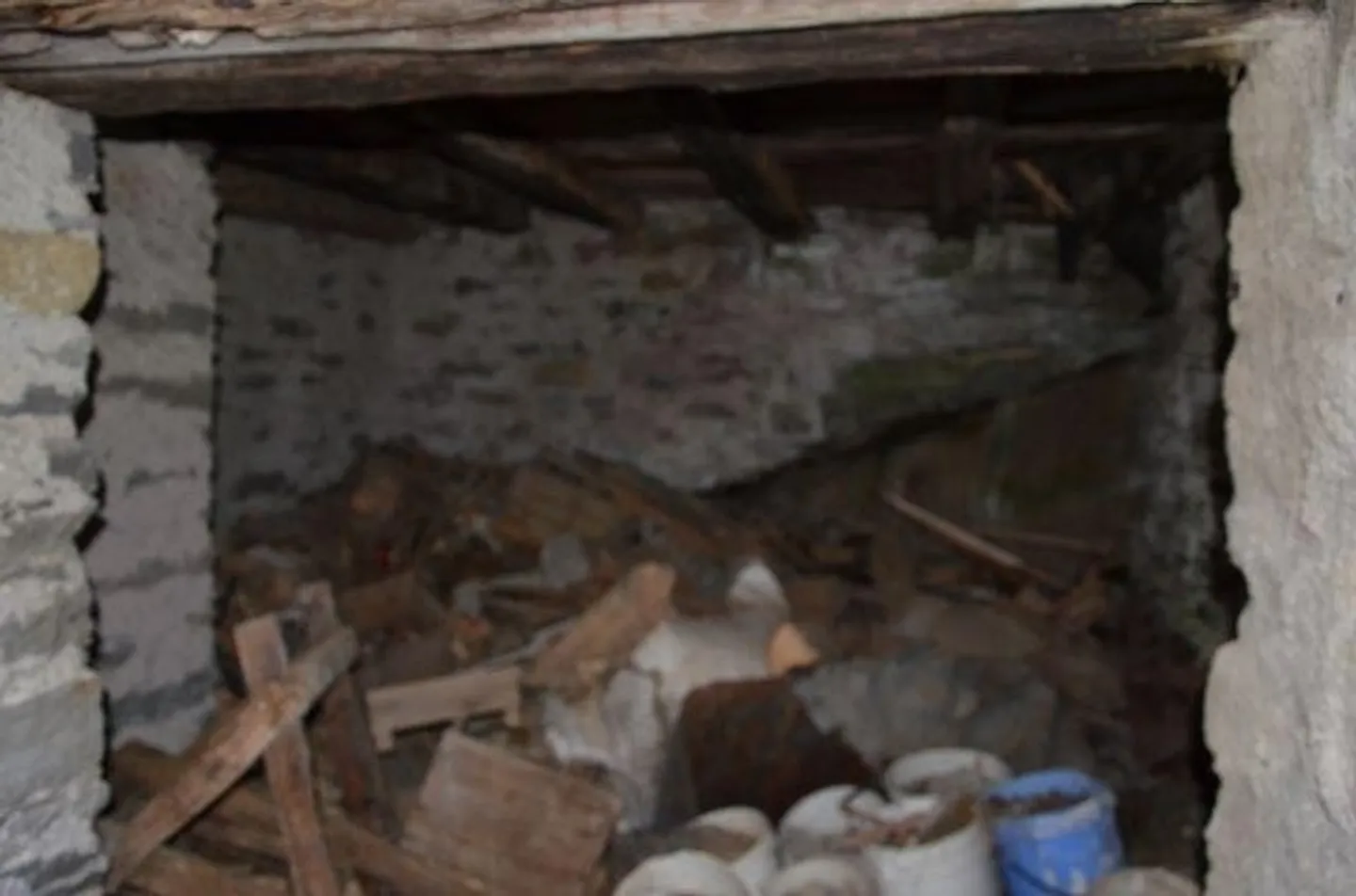 «Casa grande con terrazza e annesso da ristrutturare in una posizione molto soleggiata e tranquilla con bella vista» - Foto 17 di 25