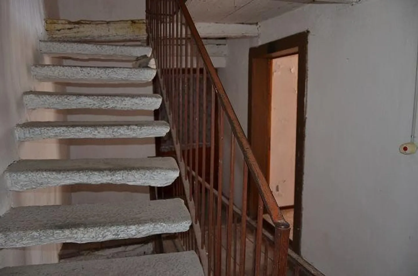 «Casa grande con terrazza e annesso da ristrutturare in una posizione molto soleggiata e tranquilla con bella vista» - Foto 18 di 25