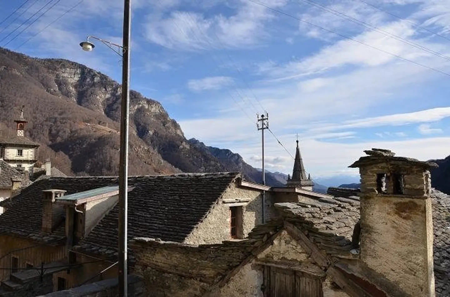 «Casa grande con terrazza e annesso da ristrutturare in una posizione molto soleggiata e tranquilla con bella vista» - Foto 23 di 25