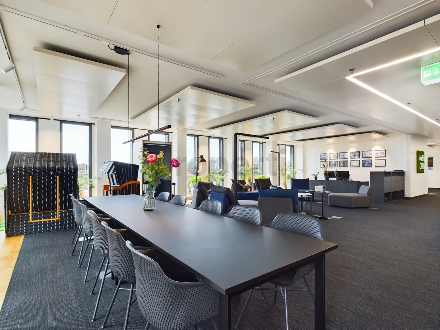 Modern and bright office in Oerlikon in the best location - Photo 2 of 12