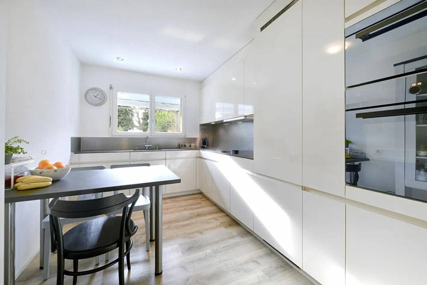 Appartamento giardino 4,5 locali con sala hobby e 2 posti auto nel garage sotterraneo - Foto 3 di 11