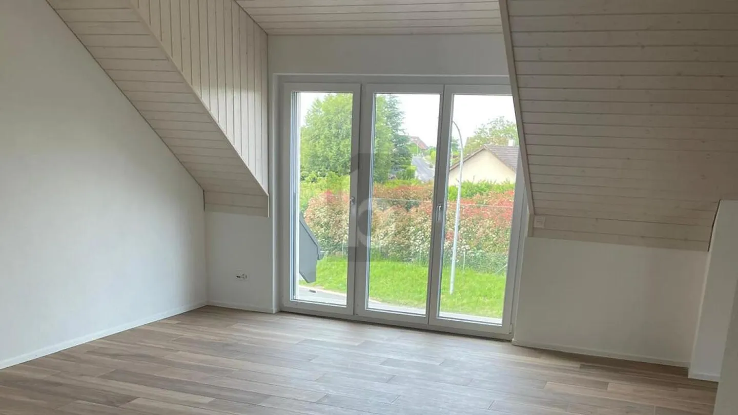 WARM AND BRIGHT ATTIC APARTMENT - Photo 3 of 5
