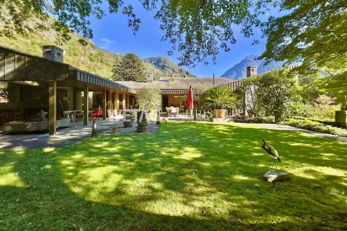 Villa prestigiosa circondata da verde lussureggiante con un ampio giardino... - Foto 1 di 13