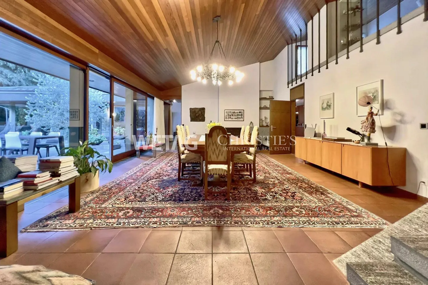 Villa prestigiosa circondata da verde lussureggiante con un ampio giardino... - Foto 4 di 13