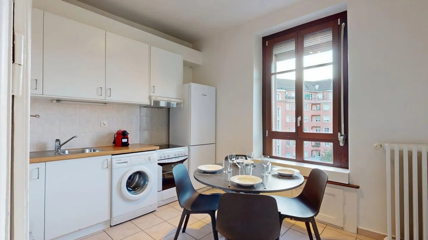 Comfortable 2-Room Apartment with Balcony in Central Geneva – Rue de Lausanne 83! - Photo 2 of 7