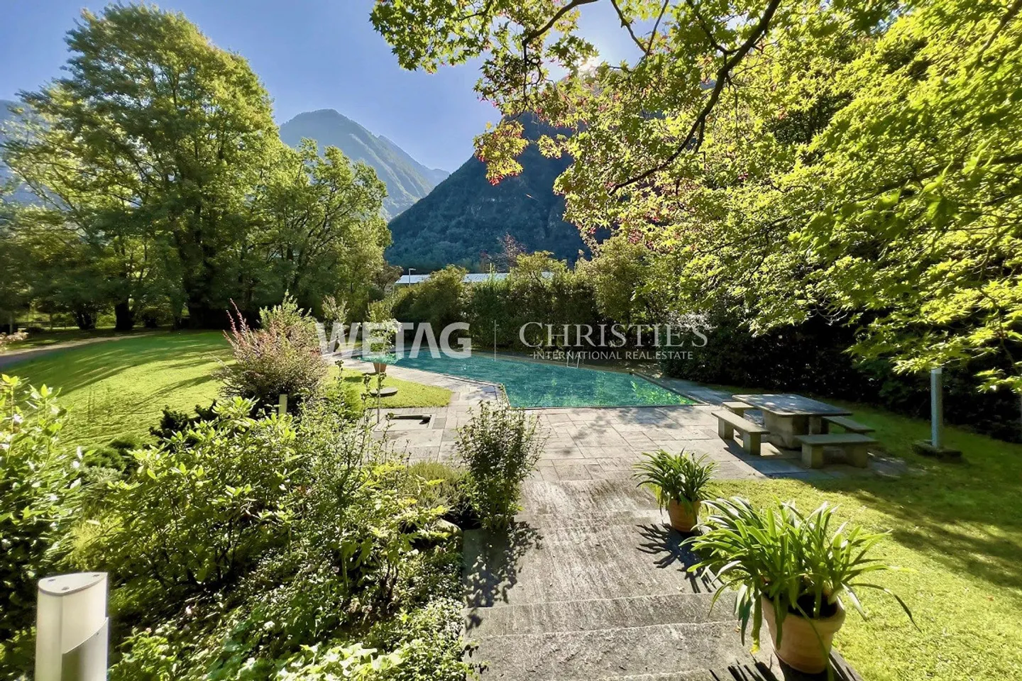 Villa prestigiosa circondata da verde lussureggiante con un ampio giardino... - Foto 6 di 13