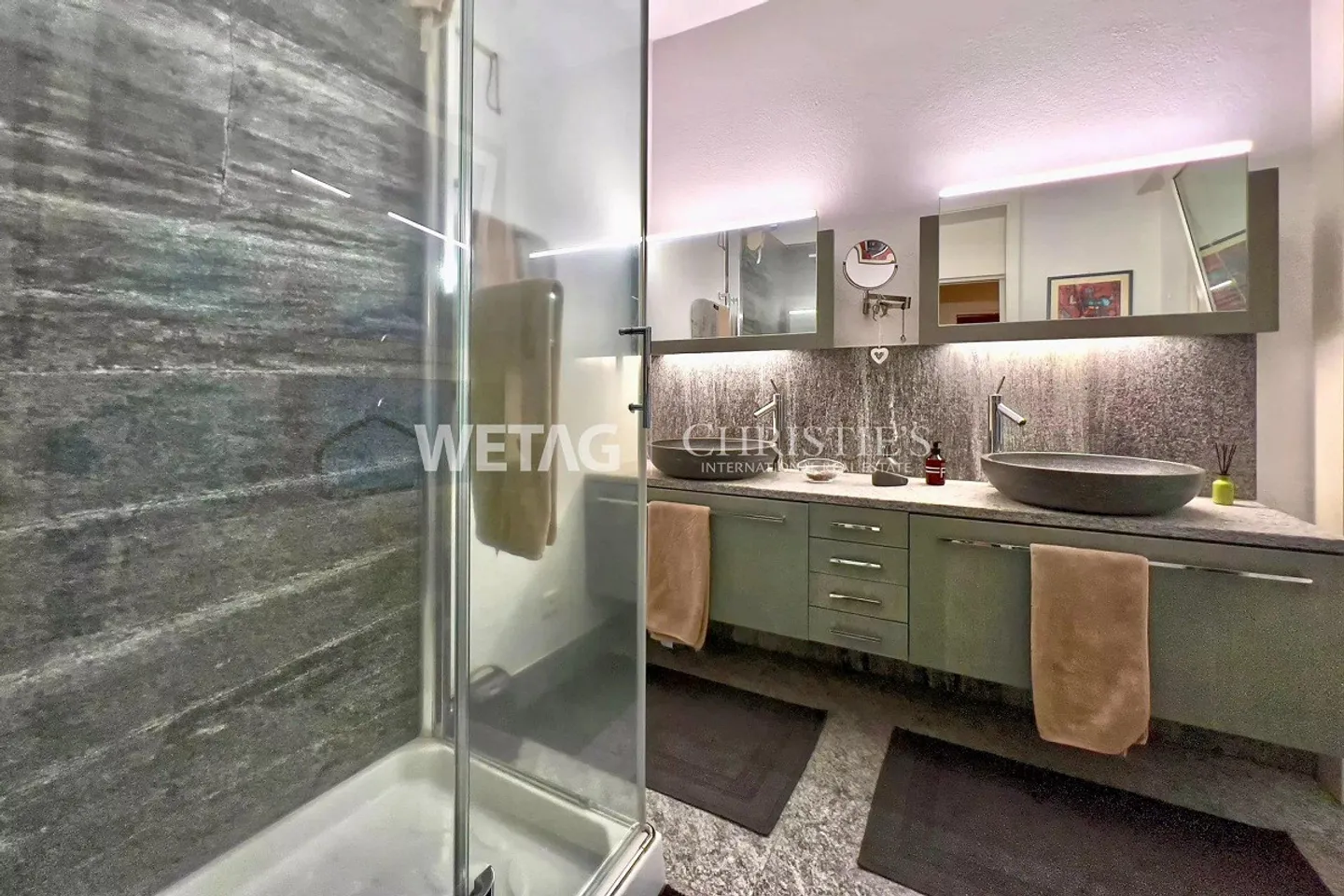 Villa prestigiosa circondata da verde lussureggiante con un ampio giardino... - Foto 9 di 13