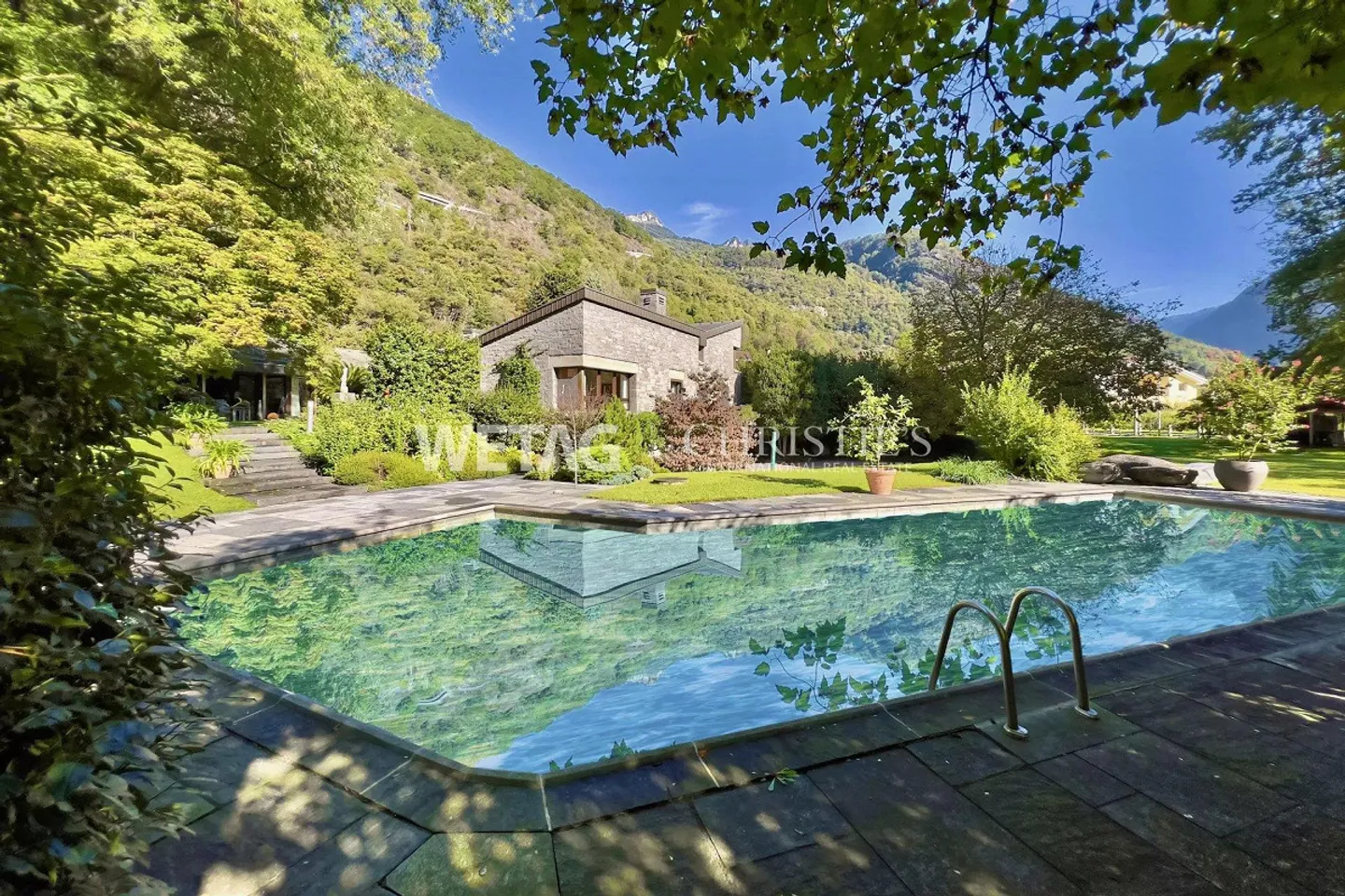 Villa prestigiosa circondata da verde lussureggiante con un ampio giardino... - Foto 2 di 13