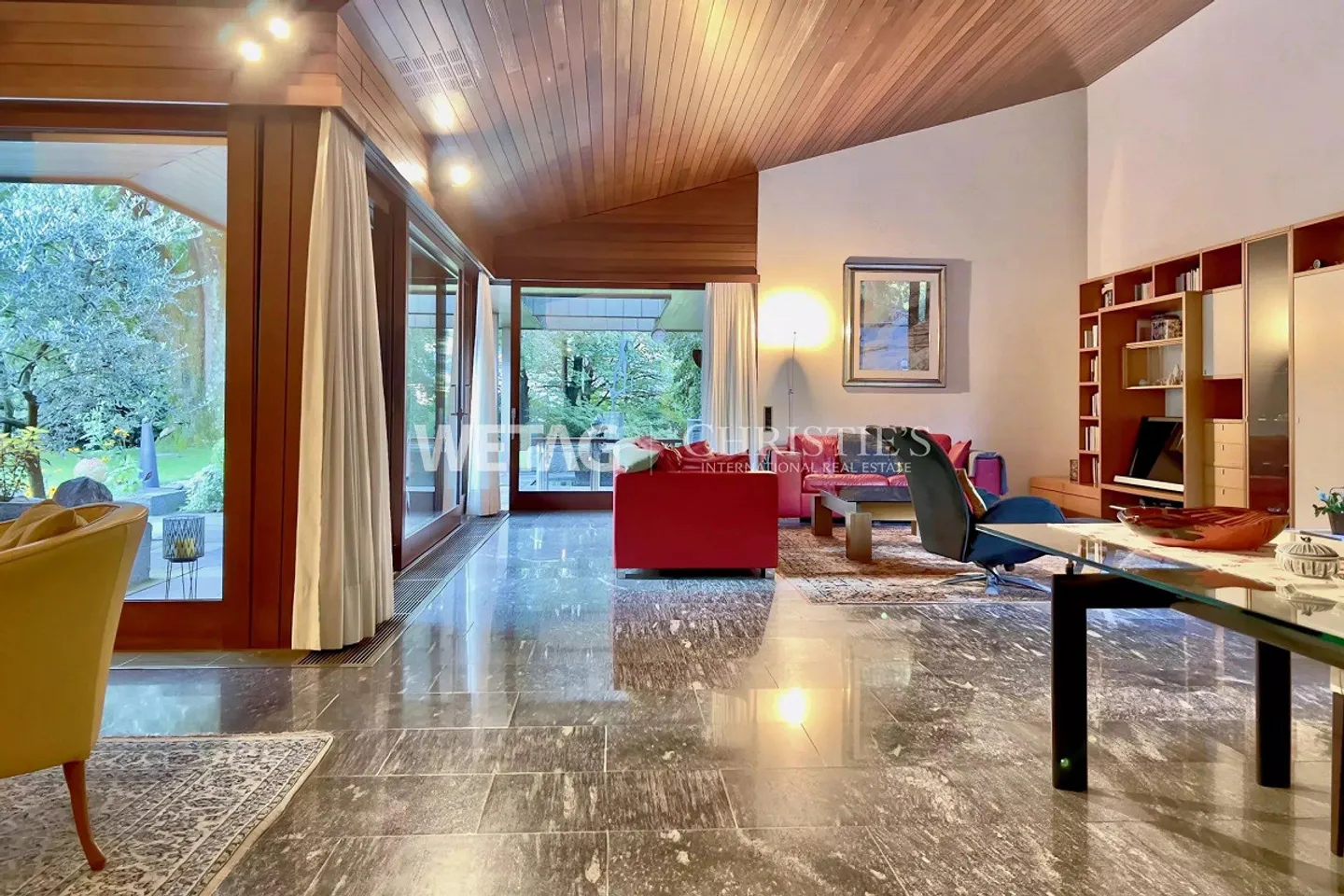 Villa prestigiosa circondata da verde lussureggiante con un ampio giardino... - Foto 3 di 13