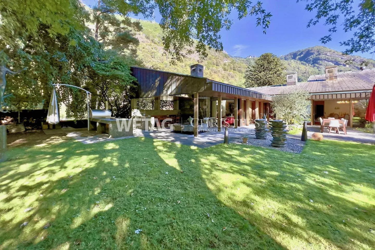 Villa prestigiosa circondata da verde lussureggiante con un ampio giardino... - Foto 10 di 13