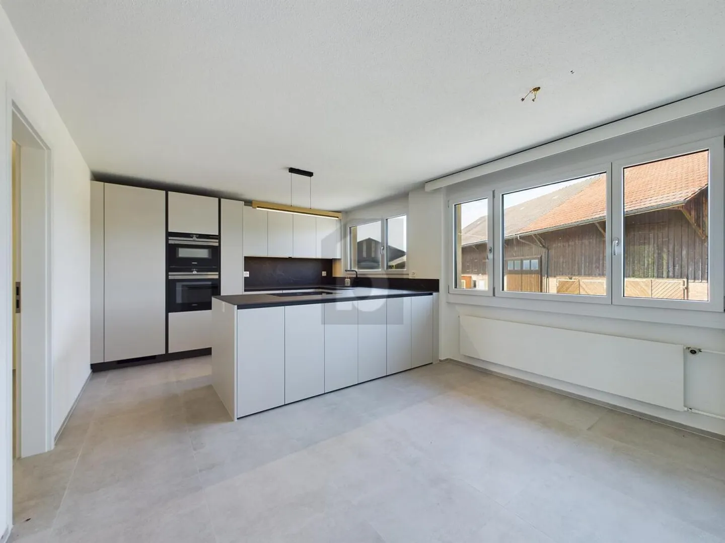 SPACIOUS ROOM WITH DEVELOPMENT POTENTIAL - Photo 4 of 6