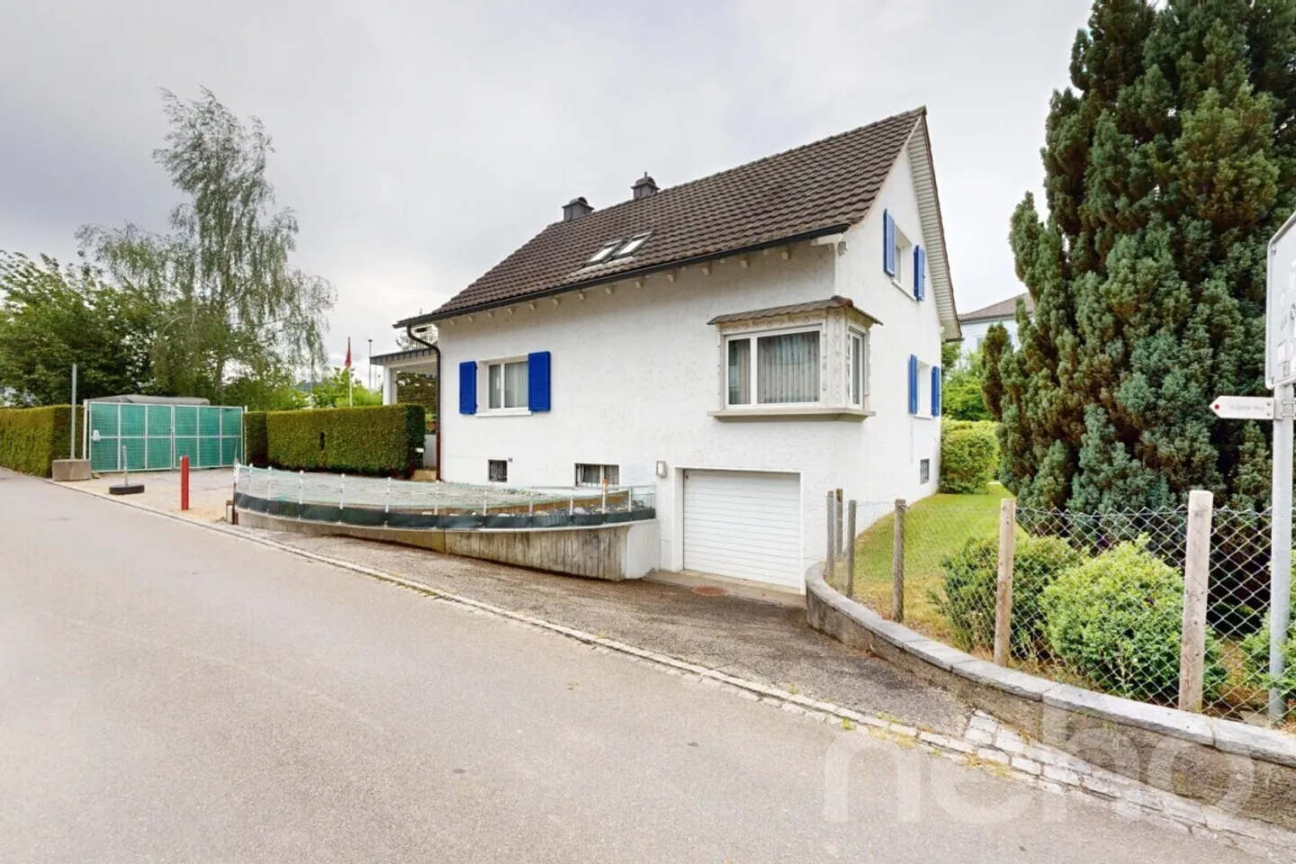 Well-maintained 5.5-room single-family home with beautiful garden in Niederuzwil - Photo 1 of 12