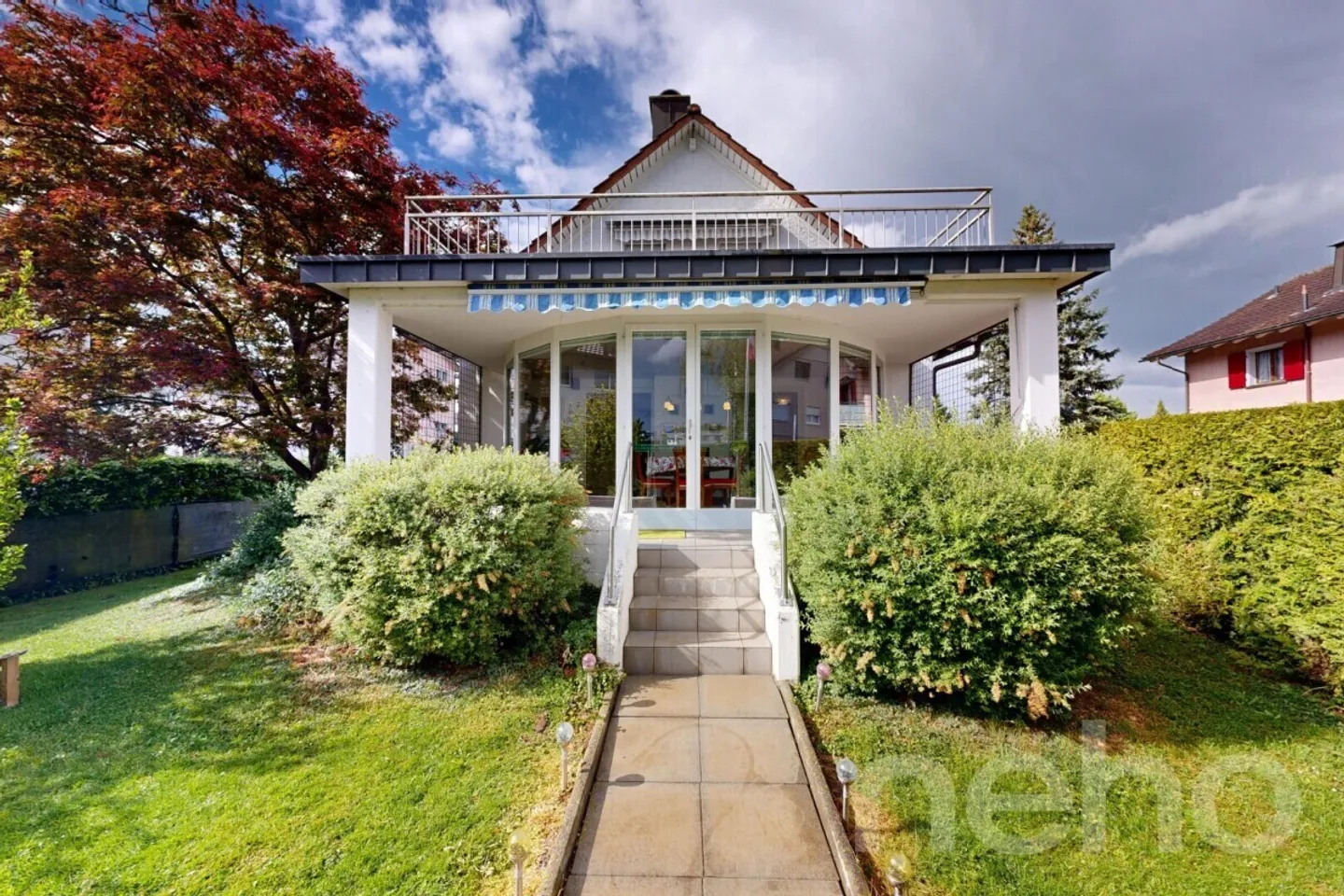Well-maintained 5.5-room single-family home with beautiful garden in Niederuzwil - Photo 3 of 12