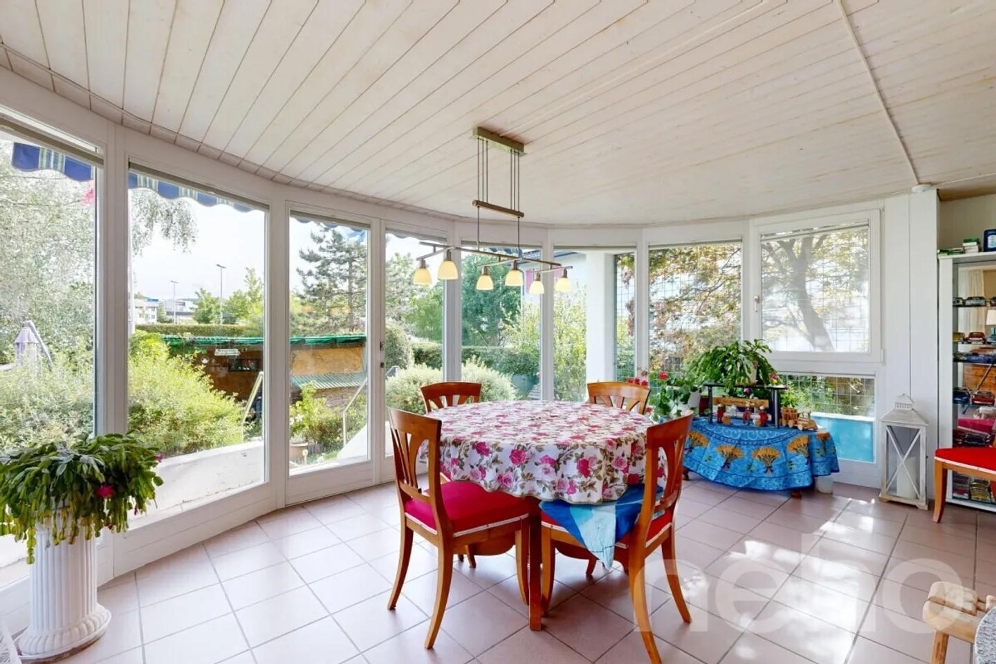 Well-maintained 5.5-room single-family home with beautiful garden in Niederuzwil - Photo 5 of 12