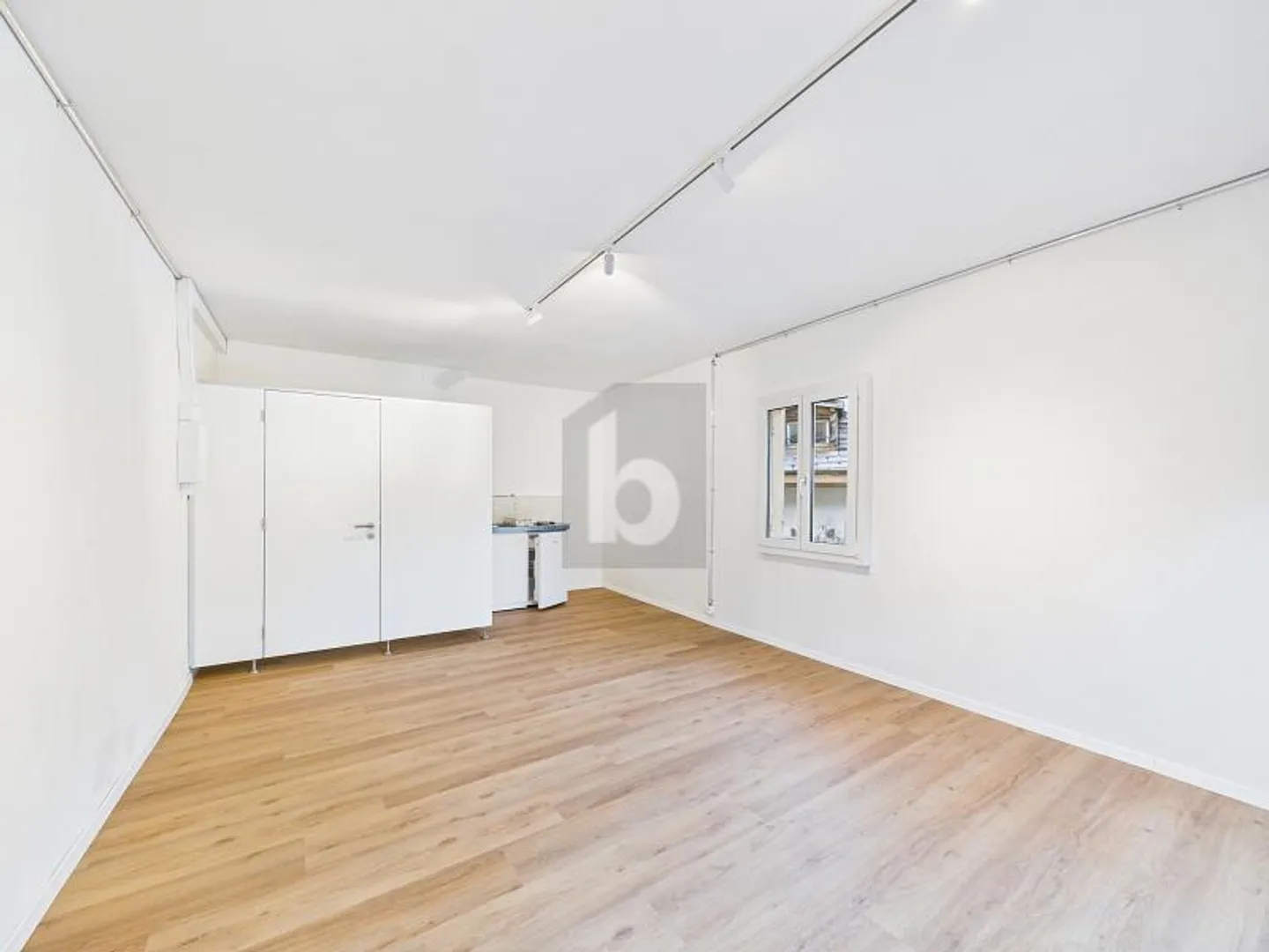 Modern Office Space in Center - Photo 3 of 6