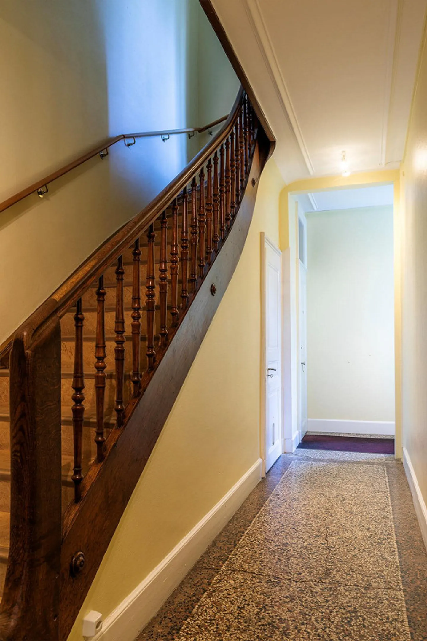 Characterful Townhouse with Three Apartments and Commercial Spaces - Photo 4 of 12