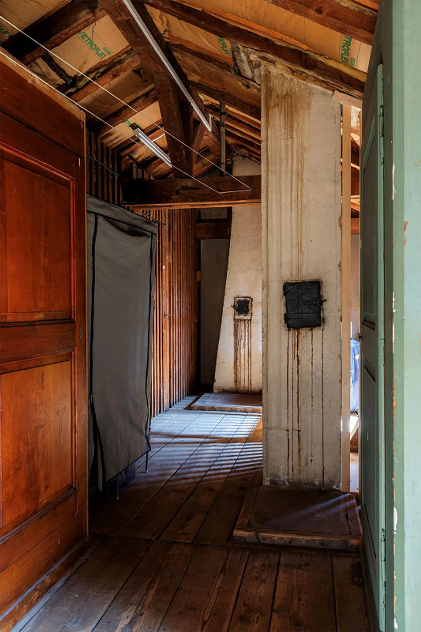 Characterful Townhouse with Three Apartments and Commercial Spaces - Photo 11 of 12
