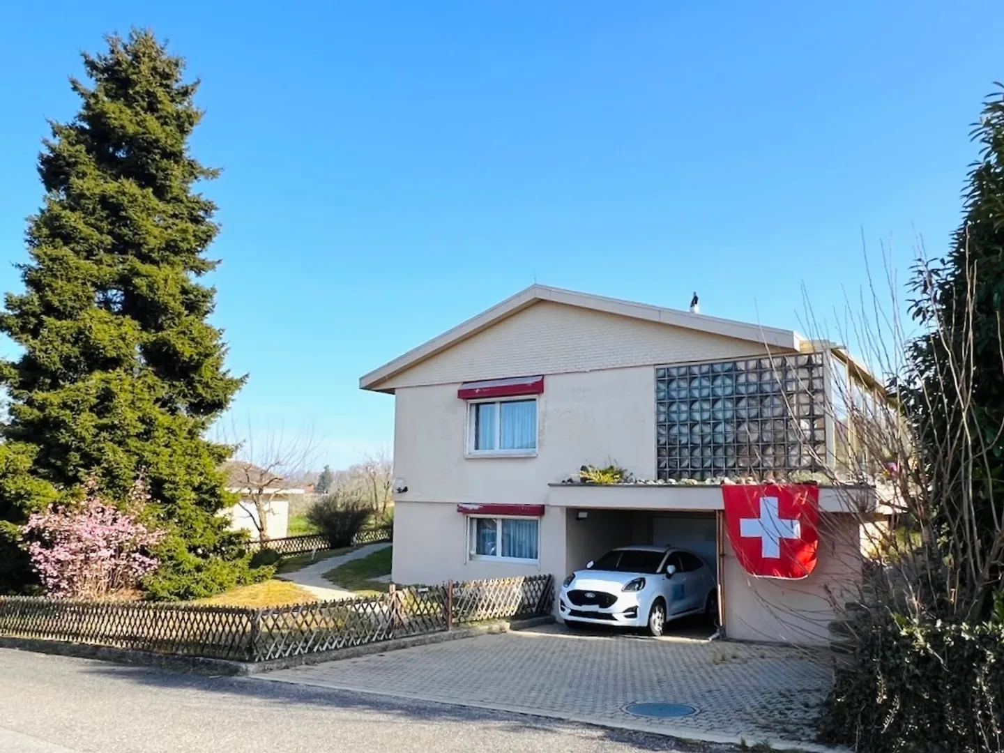 Luxurious Villa with Large Garden - Photo 3 of 12