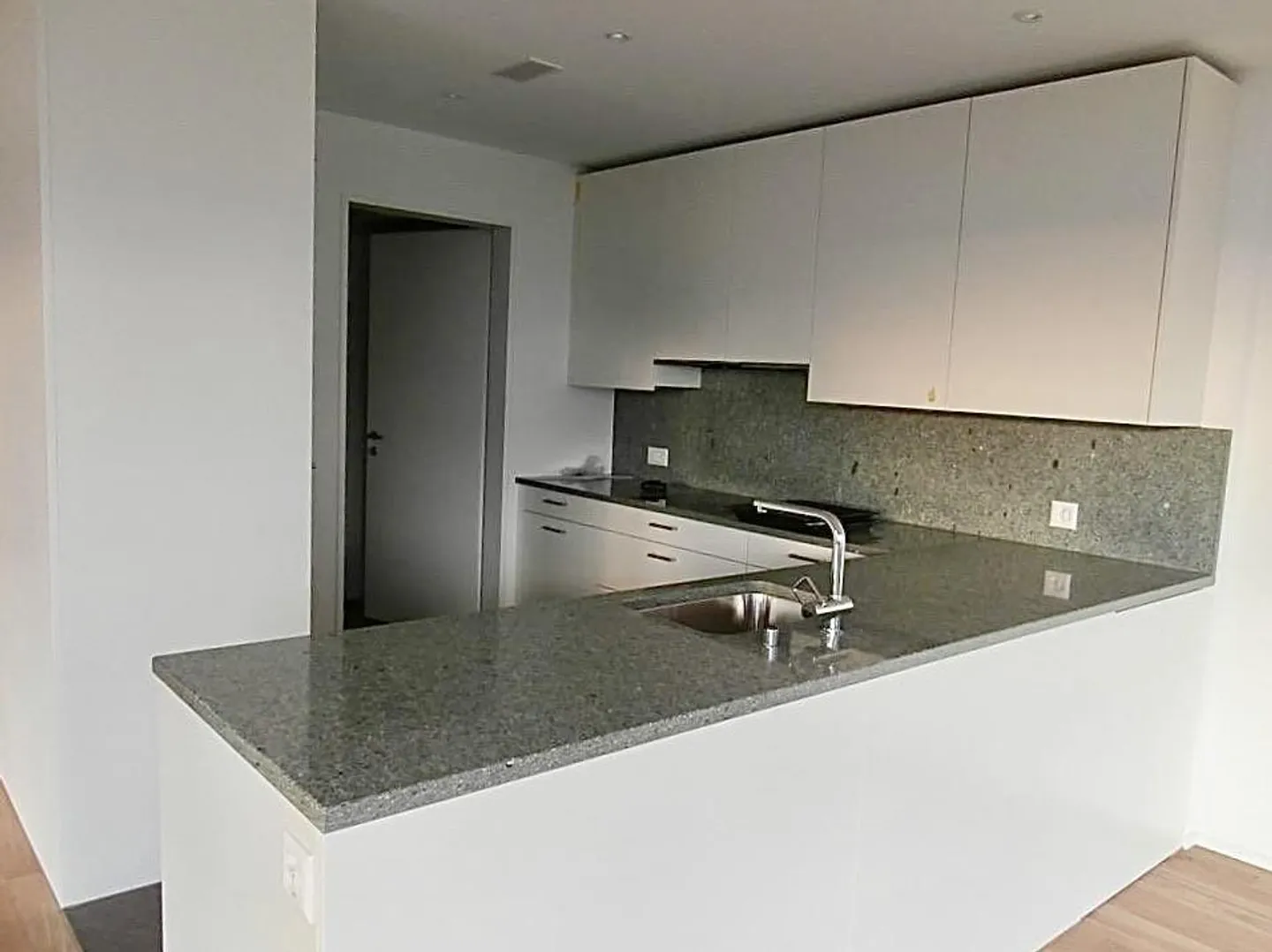 Appartement 4.5 pièces ensoleillé, spacieux et central à Rothenburg - Photo 3 sur 10