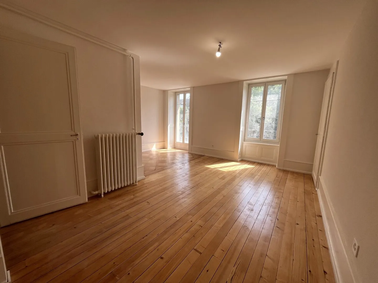 Wunderschöne 3,5-Zimmer-Wohnung mit Balkon und Garten in Yverdon-les-Bains - Foto 1 von 8