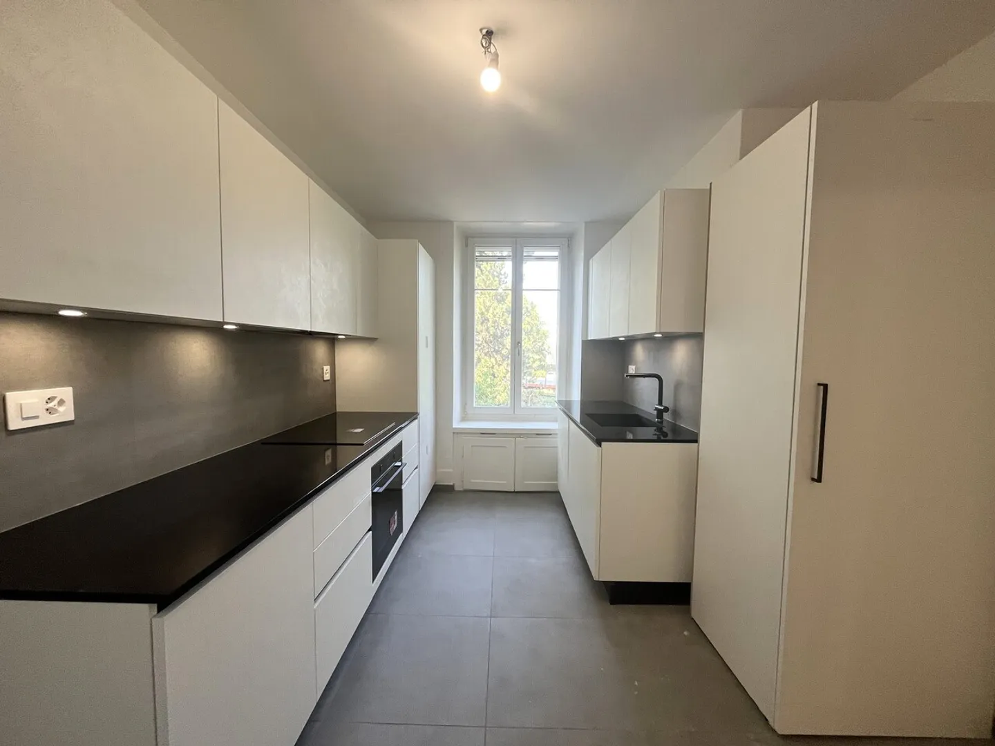 Wunderschöne 3,5-Zimmer-Wohnung mit Balkon und Garten in Yverdon-les-Bains - Foto 2 von 8