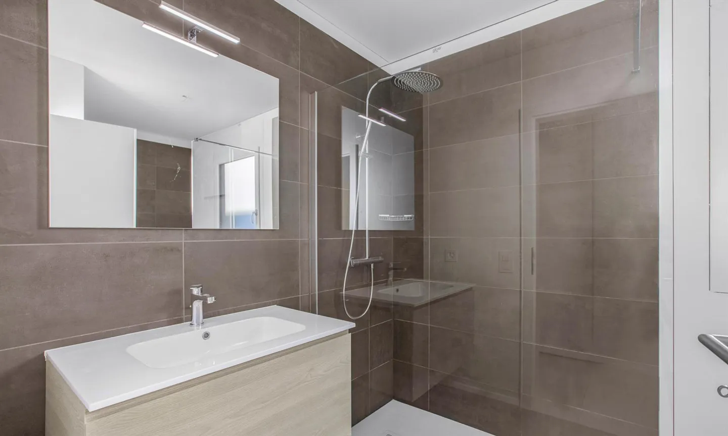 SUPERBE APPARTEMENT 3.5 PIÈCES AVEC VUE SUR LE LAC ET JARDIN À ROVIO - Photo 7 sur 11