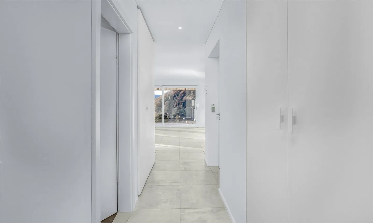 SUPERBE APPARTEMENT 3.5 PIÈCES AVEC VUE SUR LE LAC ET JARDIN À ROVIO - Photo 8 sur 11