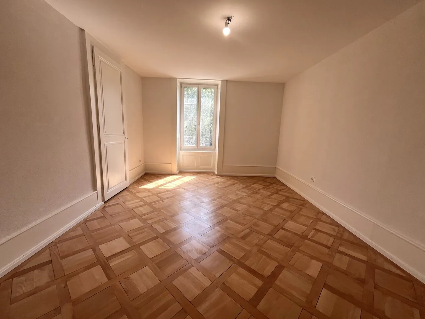 Wunderschöne 3,5-Zimmer-Wohnung mit Balkon und Garten in Yverdon-les-Bains - Foto 7 von 8