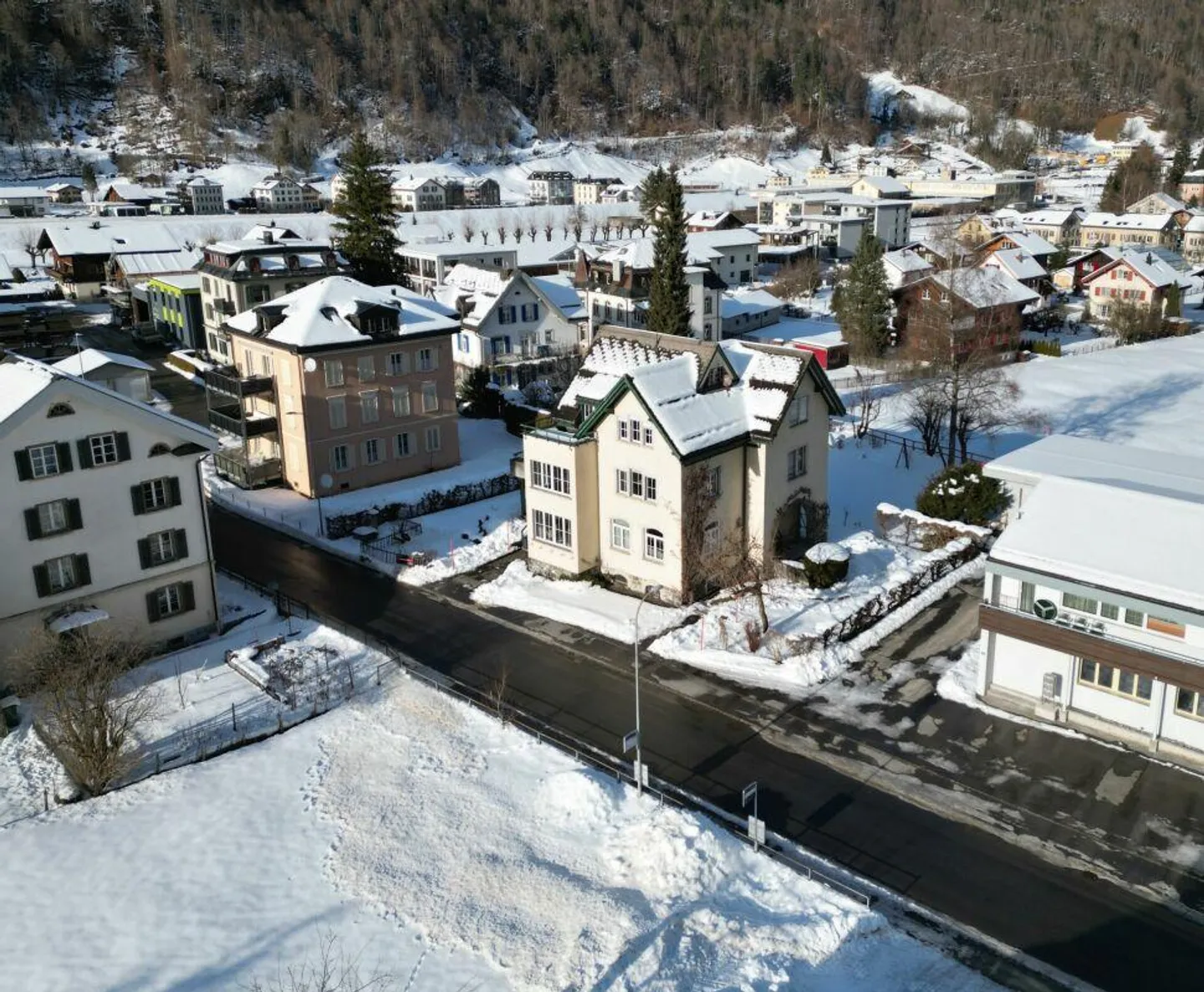 Casa multifamiliare indipendente e affascinante in una posizione soleggiata a Linthal, comune di Glarus Sud - Foto 2 di 23