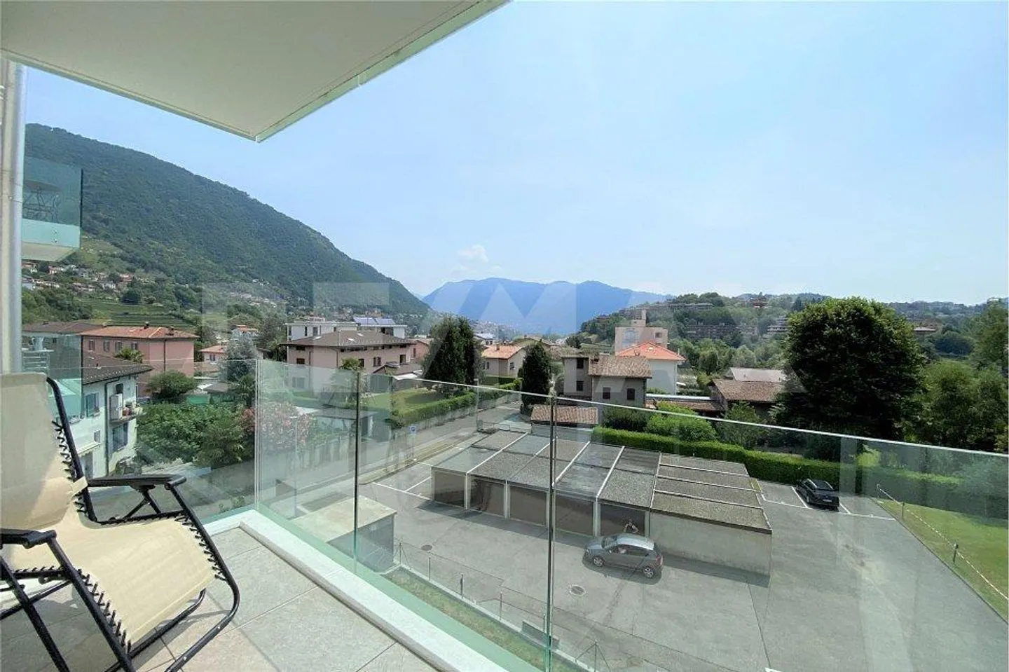 Modern 2.5-room apartment with balcony and panoramic view - Photo 6 of 11
