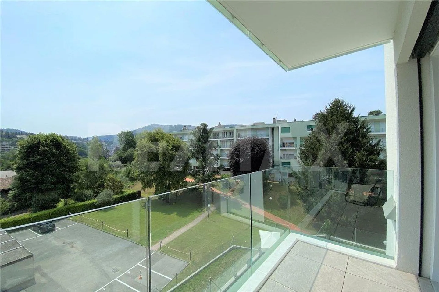 Modern 2.5-room apartment with balcony and panoramic view - Photo 7 of 11
