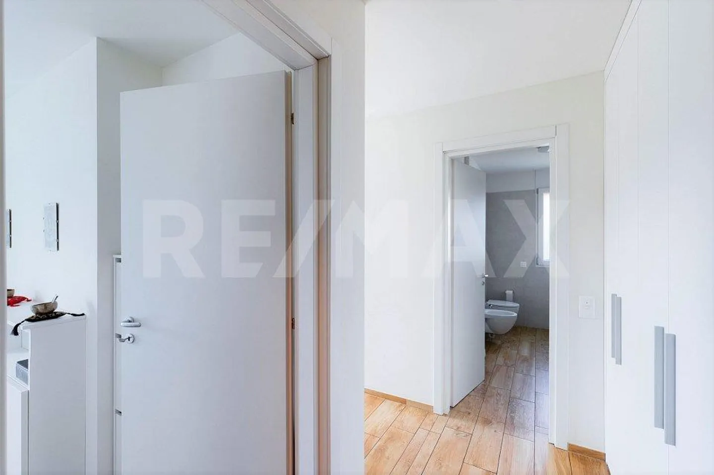 Modern 2.5-room apartment with balcony and panoramic view - Photo 8 of 11