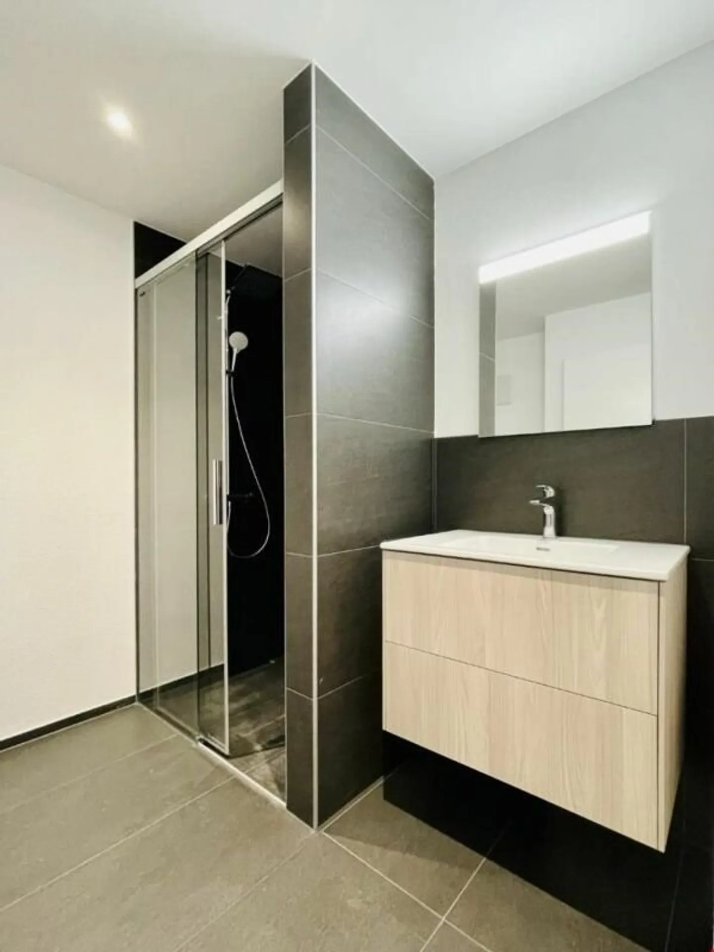 Appartamento moderno con balcone - Foto 5 di 14