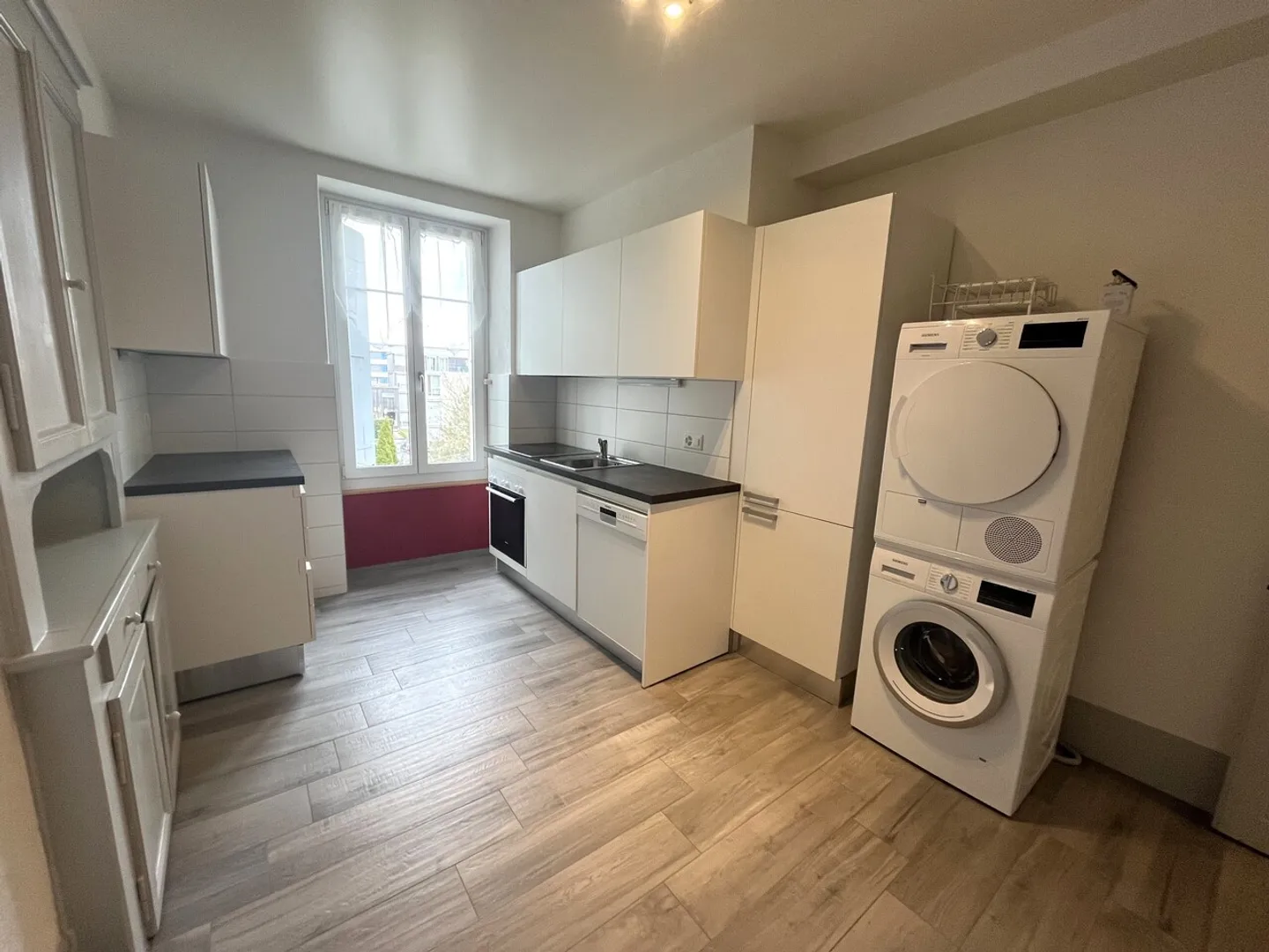 Große 4-Zimmer-Wohnung mit Balkon und Garten in Yverdon-les-Bains - Foto 2 von 8