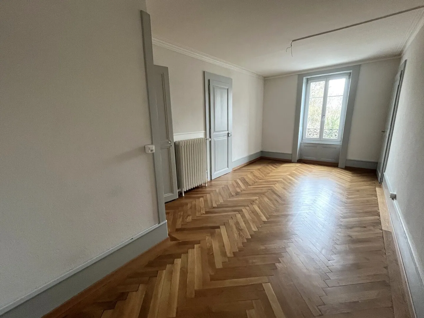 Große 4-Zimmer-Wohnung mit Balkon und Garten in Yverdon-les-Bains - Foto 3 von 8