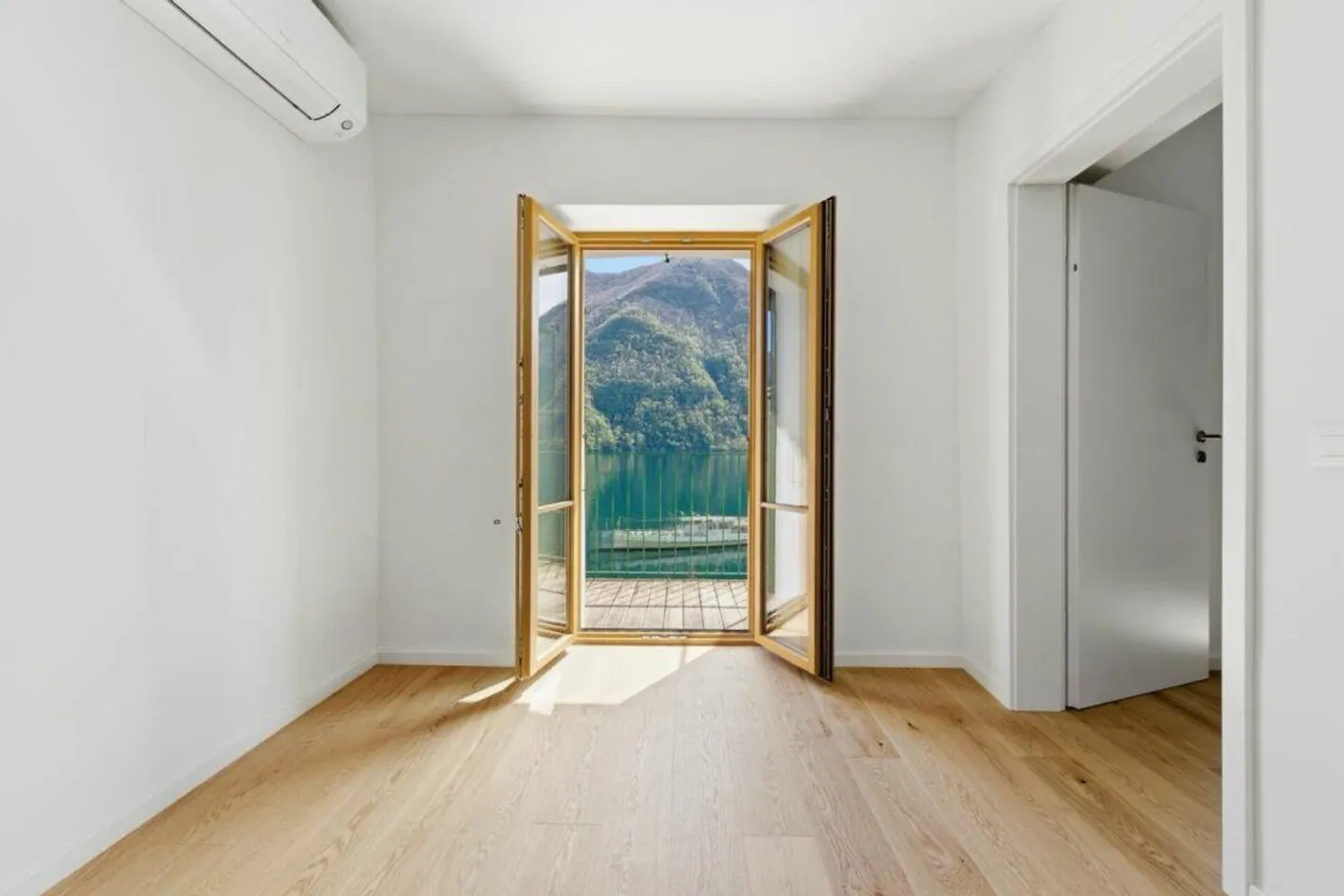 Meraviglioso appartamento fronte lago a Gandria con piccolo molo privato - Foto 1 di 14