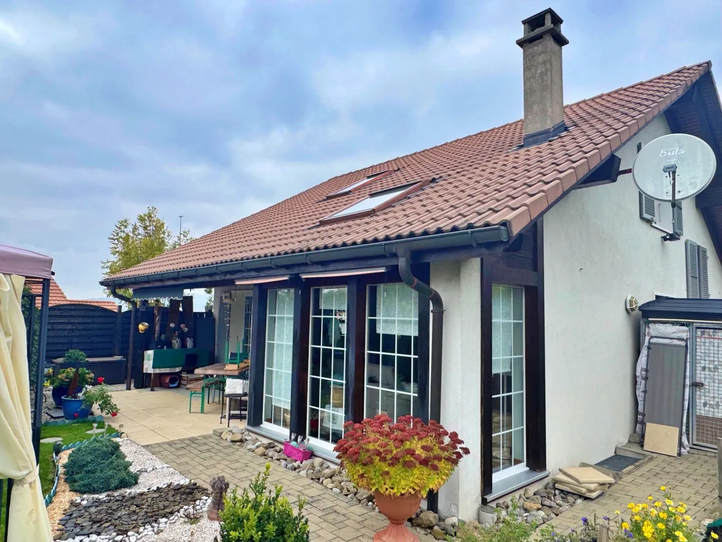«Wunderschöne freistehende Villa mit großem Garten in einem Wohnviertel» - Foto 2 von 23