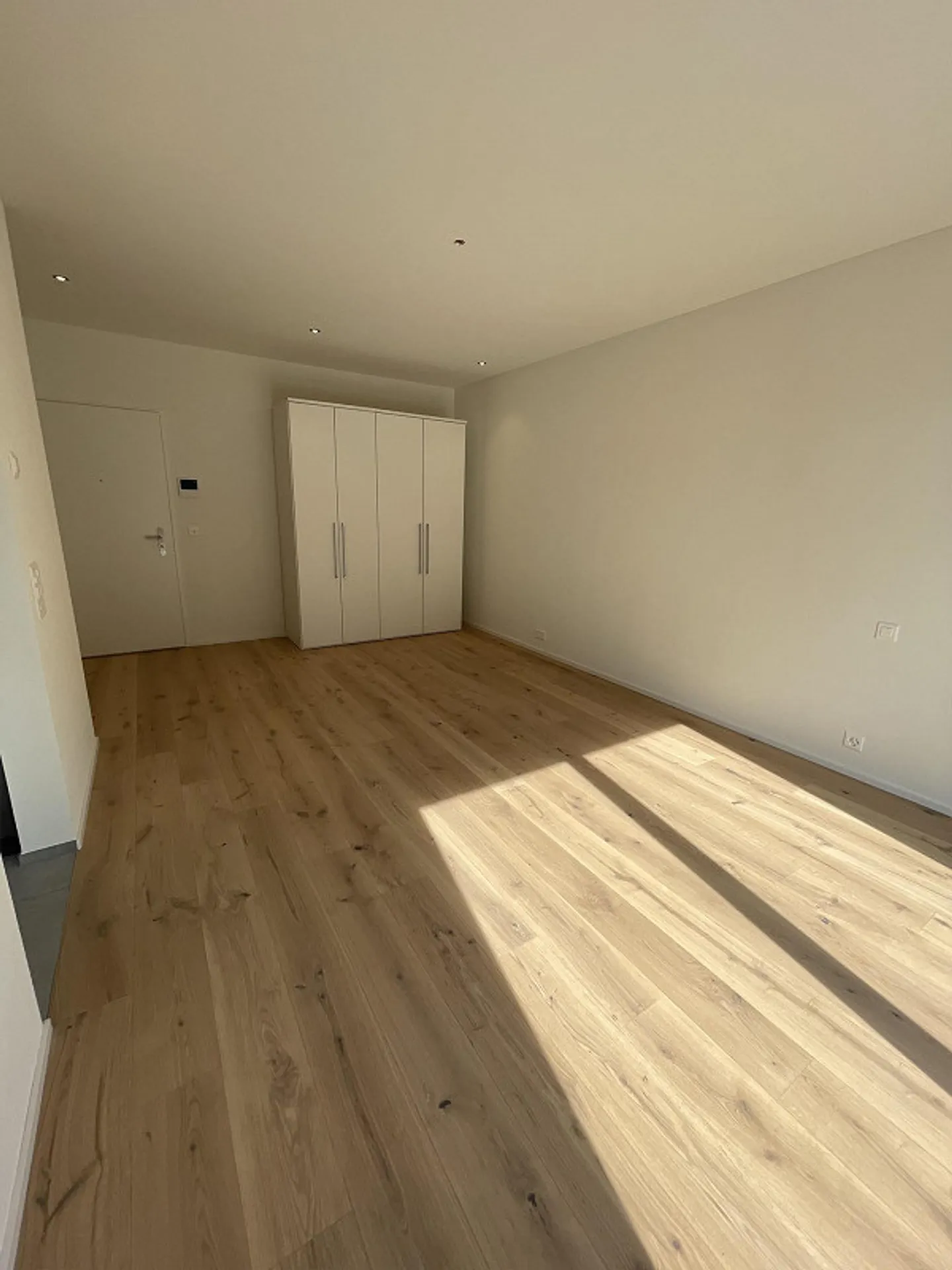 Bright, high-quality 2-room apartment - Photo 2 of 8