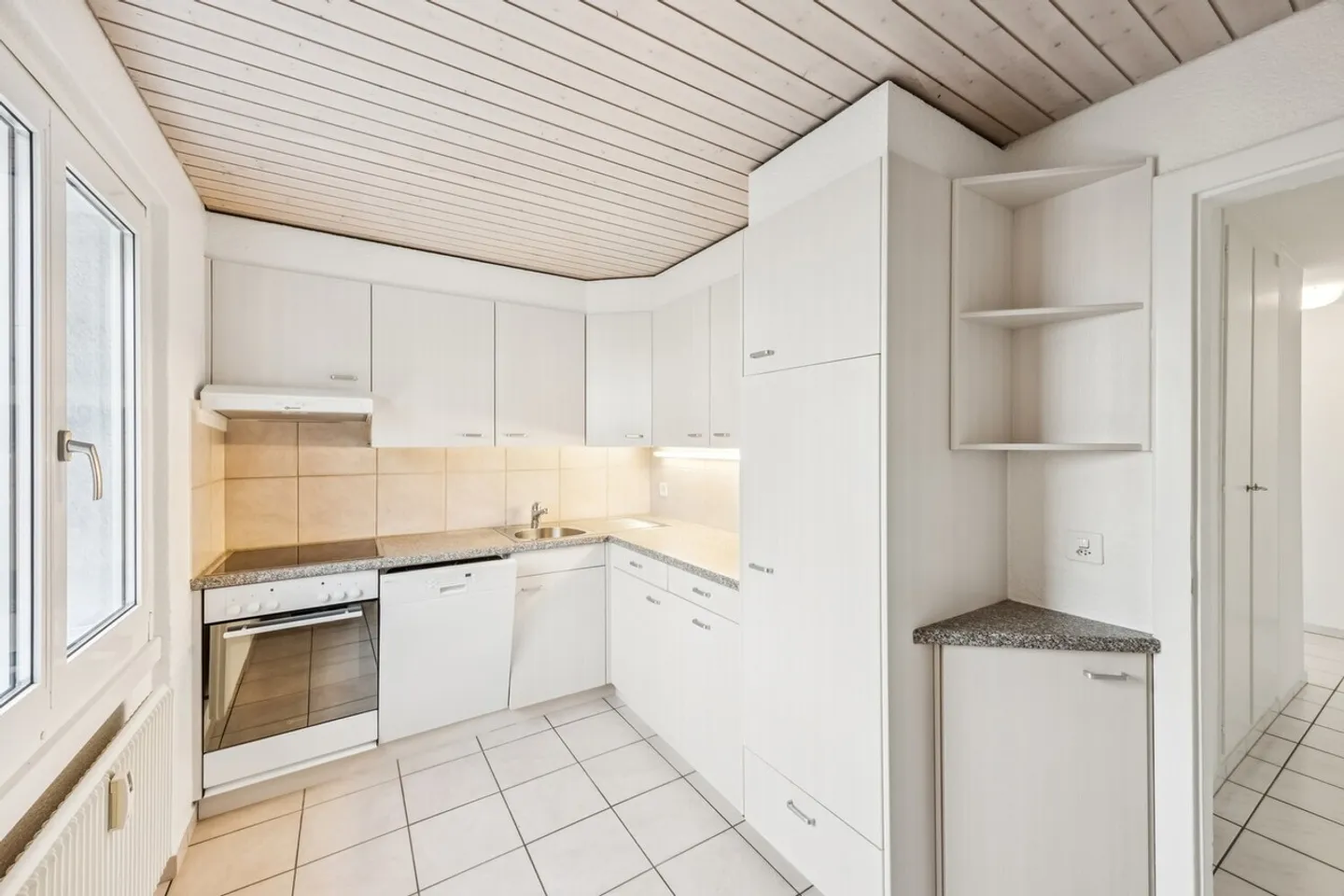 Cozy 4-room apartment for rent in Burgdorf - Photo 2 of 10