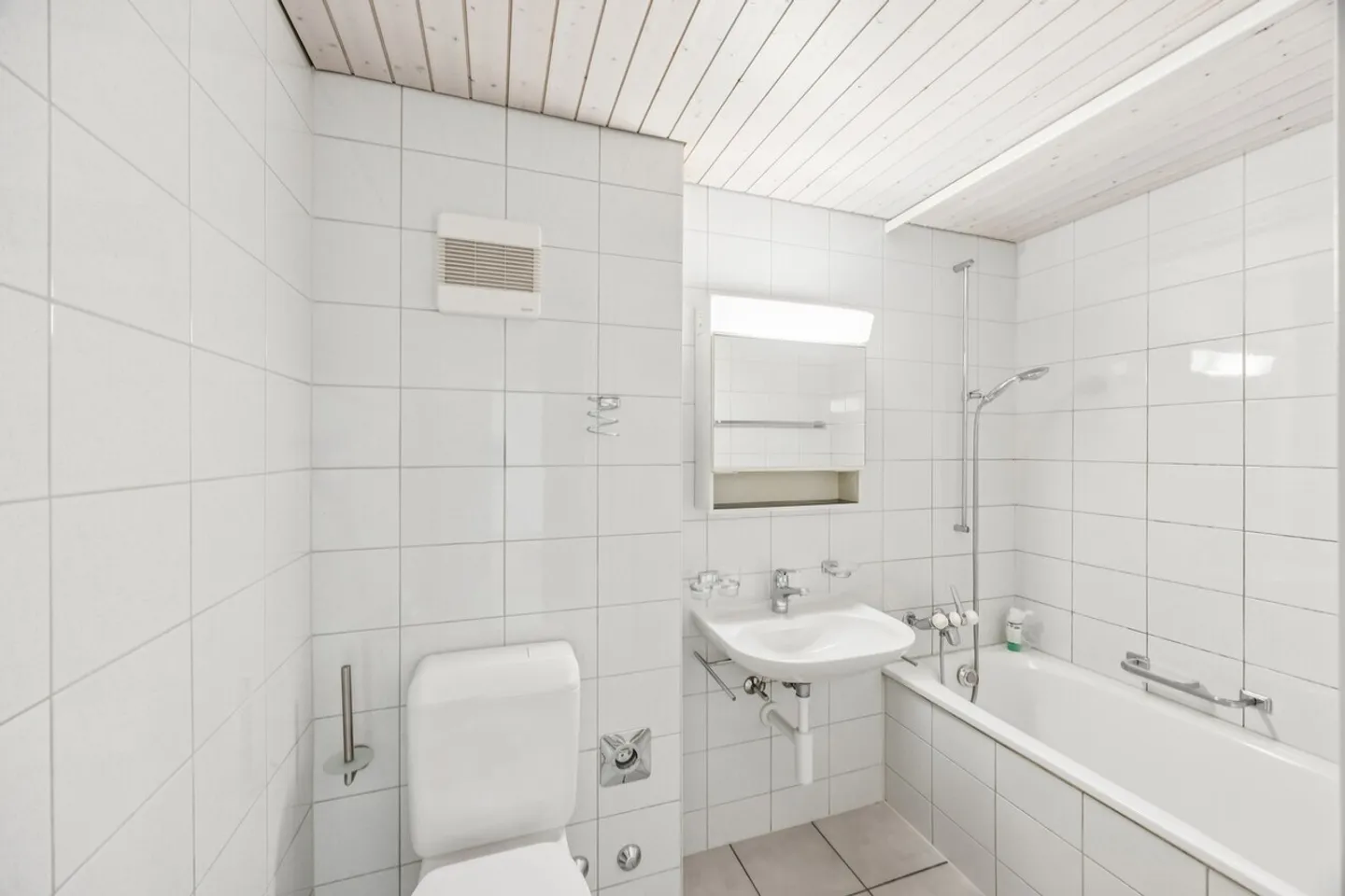 Cozy 4-room apartment for rent in Burgdorf - Photo 3 of 10