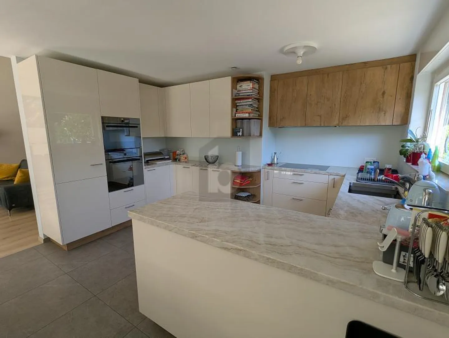 Spacious Family Home with Garden - Photo 3 of 6