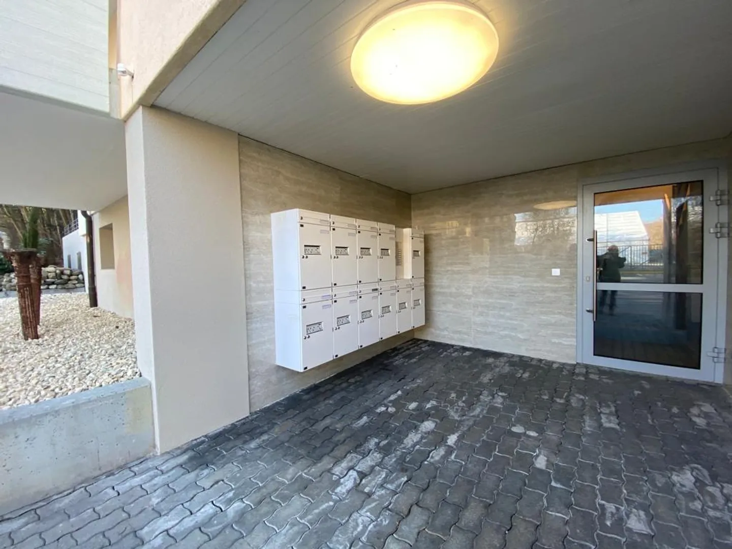 Modern 2.5-room apartment with large terrace - Photo 2 of 10