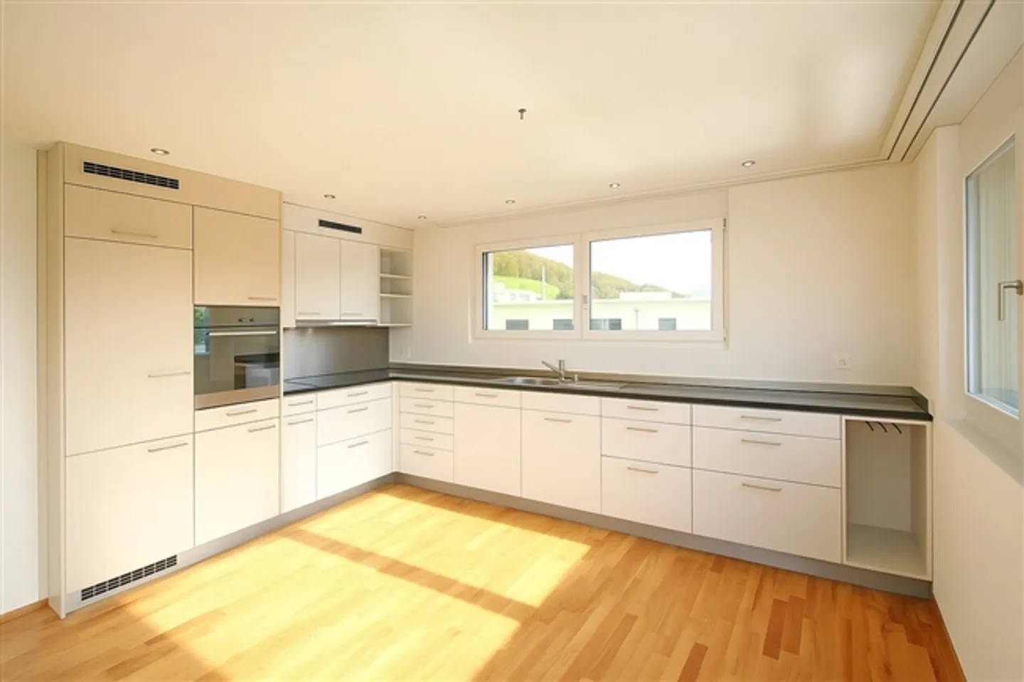 Perfect Views for Sun Enthusiasts - Photo 3 of 7