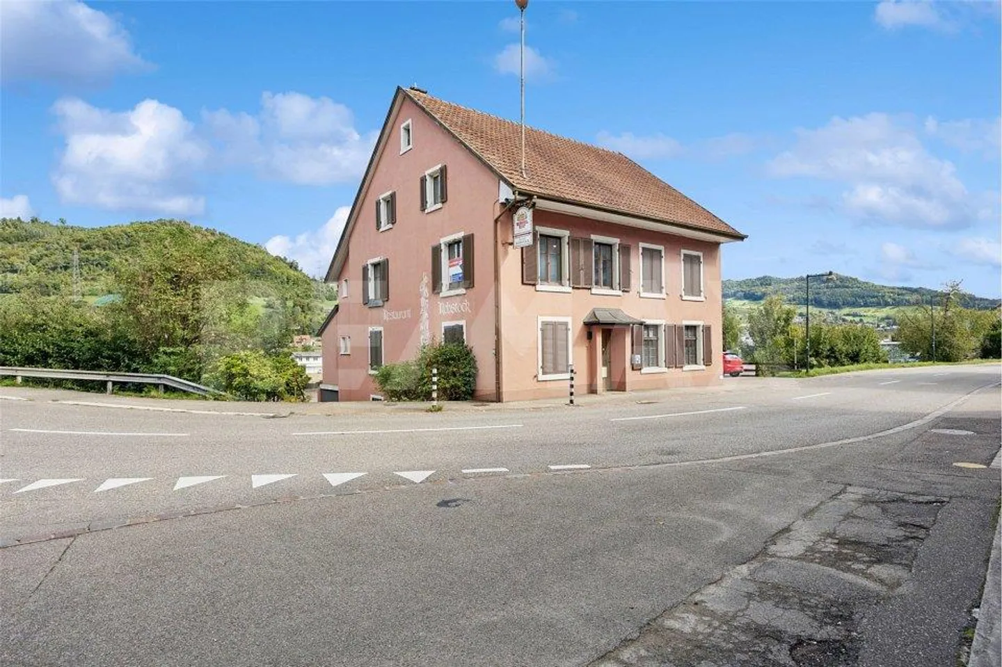 Casa residenziale e di ospitalità tradizionale con potenziale in una posizione privilegiata… - Foto 1 di 13